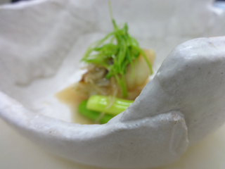 白い器　料理：浜田産の天然鯛新生姜ソース