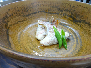 黄瀬戸作品（新谷さん作）　料理：鯛の塩焼き