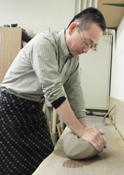 友安 健さん菊ねり中